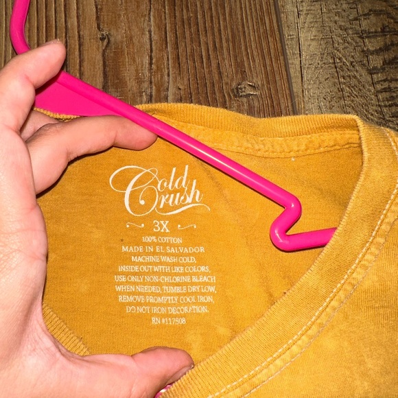 Yellow/ Gold T-shirt- / tie to the side with flowers! - Picture 3 of 3